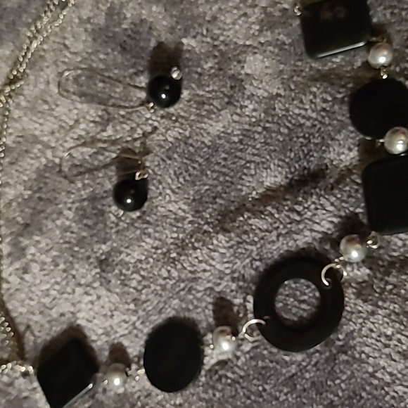 WAS $69. Reversible Silvertone chain necklace WITH hanging black bead earrings - Picture 7 of 10
